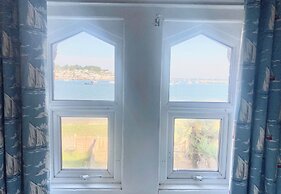 Cosy Coastguard Cottage Right Next to the sea