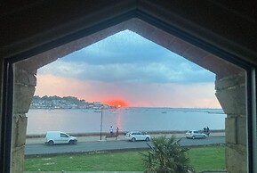 Cosy Coastguard Cottage Right Next to the sea