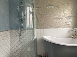 Cosy Coastguard Cottage Right Next to the sea