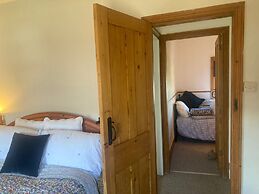 Cosy Coastguard Cottage Right Next to the sea