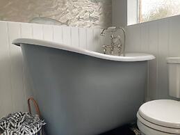 Cosy Coastguard Cottage Right Next to the sea