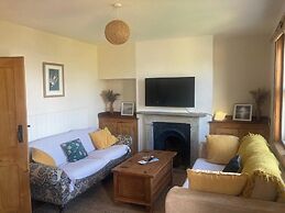 Cosy Coastguard Cottage Right Next to the sea