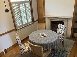 Cosy Coastguard Cottage Right Next to the sea