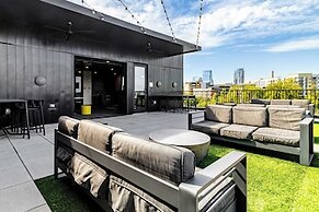 Lindsley by Avantstay Balcony + Modern Design A+ Downtown Location