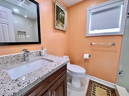 Cozy Home Near Transit & Hillcrest Mall with Free Parking