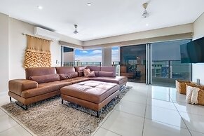 Skytower Wonder Oceanview Balcony - Pool - Office