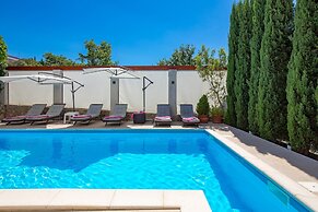 House Rose With Private Pool And Garden