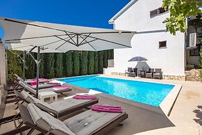 House Rose With Private Pool And Garden