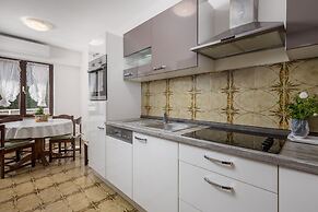 House Rose With Private Pool And Garden