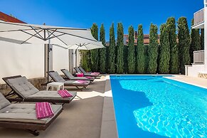 House Rose With Private Pool And Garden