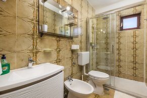 House Rose With Private Pool And Garden