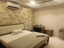 HOTEL RAJ PALACE by ROH