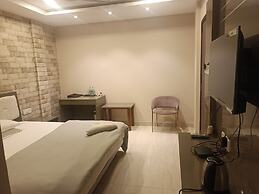 HOTEL RAJ PALACE by ROH