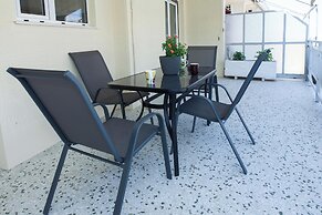 Modern 1 Bd Balcony Apt in Kato Patisia