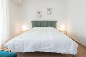 Modern 1 Bd Balcony Apt in Kato Patisia