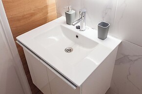 Modern 1 Bd Balcony Apt in Kato Patisia