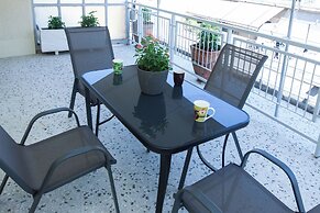 Modern 1 Bd Balcony Apt in Kato Patisia