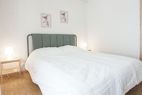 Modern 1 Bd Balcony Apt in Kato Patisia