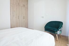 Modern 1 Bd Balcony Apt in Kato Patisia