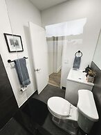 BnB Hyperion Brand New 2b2b Retreat w Patio