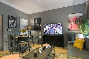 Urban Chic - Broad Court