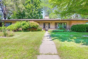 3 Mi to Michigan State: Apt w/ Patio in Lansing!