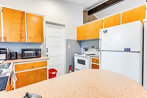 3 Mi to Michigan State: Apt w/ Patio in Lansing!