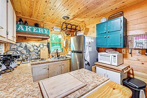 Patio & Fire Pit: Charming Cabin in Roaring Gap!