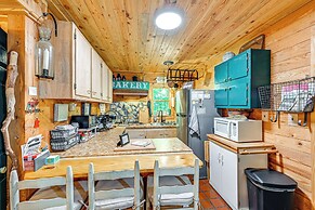 Patio & Fire Pit: Charming Cabin in Roaring Gap!