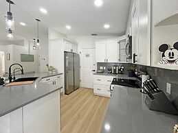 Stardust Villa 4 Bedroom Home by RedAwning