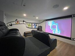 Stardust Villa 4 Bedroom Home by RedAwning