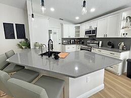 Stardust Villa 4 Bedroom Home by RedAwning