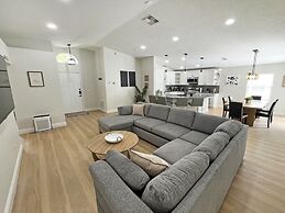 Stardust Villa 4 Bedroom Home by RedAwning