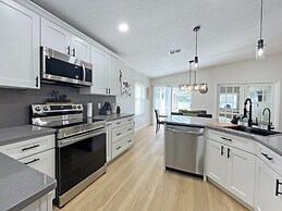 Stardust Villa 4 Bedroom Home by RedAwning