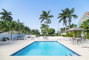 Silver Palms Charming 1BR Private Beach and Pool