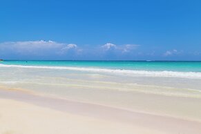 Silver Palms Charming 1BR Private Beach and Pool