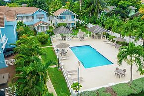 Silver Palms Charming 1BR Private Beach and Pool