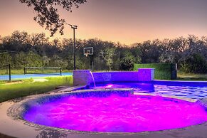 Oakridge Ranch: Pool + Hot-tub, Pickleball Court, Whiskey & Wine Room!