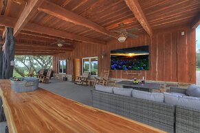 Oakridge Ranch: Pool + Hot-tub, Pickleball Court, Whiskey & Wine Room