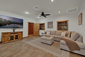 Oakridge Ranch: Pool + Hot-tub, Pickleball Court, Whiskey & Wine Room