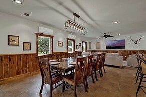 Oakridge Ranch: Pool + Hot-tub, Pickleball Court, Whiskey & Wine Room