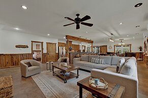 Oakridge Ranch: Pool + Hot-tub, Pickleball Court, Whiskey & Wine Room