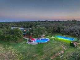 Oakridge Ranch: Pool + Hot-tub, Pickleball Court, Whiskey & Wine Room