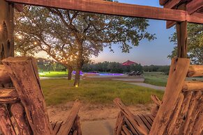 Oakridge Ranch: Pool + Hot-tub, Pickleball Court, Whiskey & Wine Room