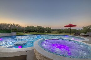 Oakridge Ranch: Pool + Hot-tub, Pickleball Court, Whiskey & Wine Room
