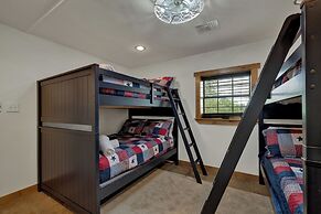 Oakridge Ranch: Pool + Hot-tub, Pickleball Court, Whiskey & Wine Room