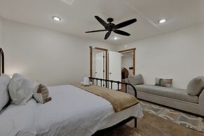 Oakridge Ranch: Pool + Hot-tub, Pickleball Court, Whiskey & Wine Room