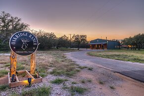 Oakridge Ranch: Pool + Hot-tub, Pickleball Court, Whiskey & Wine Room