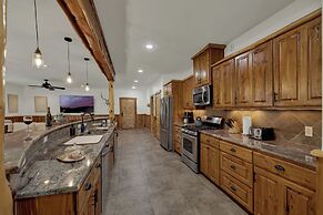 Oakridge Ranch: Pool + Hot-tub, Pickleball Court, Whiskey & Wine Room