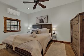 Oakridge Ranch: Pool + Hot-tub, Pickleball Court, Whiskey & Wine Room